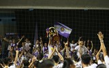 [ẢNH] Quang Hải bị CĐV quây kín trong lễ nhận cúp vô địch V-League 2019