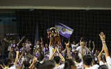 [ẢNH] Quang Hải bị CĐV quây kín trong lễ nhận cúp vô địch V-League 2019