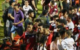 [ẢNH] Quang Hải bị CĐV quây kín trong lễ nhận cúp vô địch V-League 2019