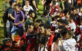 [ẢNH] Quang Hải bị CĐV quây kín trong lễ nhận cúp vô địch V-League 2019