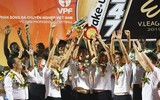 [ẢNH] Quang Hải bị CĐV quây kín trong lễ nhận cúp vô địch V-League 2019