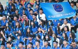 [ẢNH] CĐV Lê Văn Thiêm máu lửa phủ xanh khán đài sân Tây Hồ