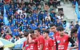 [ẢNH] CĐV Lê Văn Thiêm máu lửa phủ xanh khán đài sân Tây Hồ
