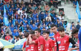 [ẢNH] CĐV Lê Văn Thiêm máu lửa phủ xanh khán đài sân Tây Hồ
