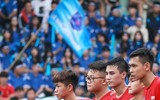 [ẢNH] CĐV Lê Văn Thiêm máu lửa phủ xanh khán đài sân Tây Hồ