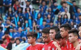 [ẢNH] CĐV Lê Văn Thiêm máu lửa phủ xanh khán đài sân Tây Hồ
