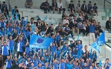 [ẢNH] CĐV Lê Văn Thiêm máu lửa phủ xanh khán đài sân Tây Hồ