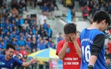 [ẢNH] CĐV Lê Văn Thiêm máu lửa phủ xanh khán đài sân Tây Hồ