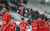 [ẢNH] CĐV Lê Văn Thiêm máu lửa phủ xanh khán đài sân Tây Hồ