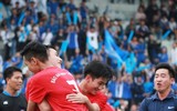 [ẢNH] CĐV Lê Văn Thiêm máu lửa phủ xanh khán đài sân Tây Hồ