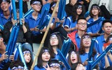 [ẢNH] CĐV Lê Văn Thiêm máu lửa phủ xanh khán đài sân Tây Hồ