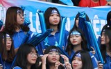 [ẢNH] CĐV Lê Văn Thiêm máu lửa phủ xanh khán đài sân Tây Hồ