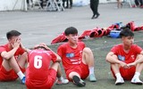 [ẢNH] CĐV nữ khóc 'cạn nước mắt' khi nhìn THPT Xuân Mai dừng bước