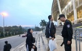 [ẢNH] Hàng rào thép gai dựng ngoài sân Mỹ Đình trước trận Việt Nam đấu UAE
