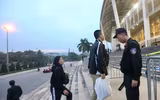 [ẢNH] Hàng rào thép gai dựng ngoài sân Mỹ Đình trước trận Việt Nam đấu UAE