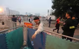 [ẢNH] Hàng rào thép gai dựng ngoài sân Mỹ Đình trước trận Việt Nam đấu UAE