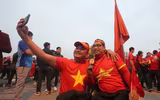 [ẢNH] Hàng rào thép gai dựng ngoài sân Mỹ Đình trước trận Việt Nam đấu UAE
