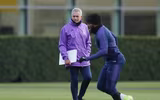 [ẢNH] Vừa đến Tottenham, Mourinho lao ngay vào công việc