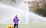 [ẢNH] Vừa đến Tottenham, Mourinho lao ngay vào công việc