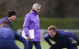 [ẢNH] Vừa đến Tottenham, Mourinho lao ngay vào công việc