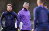 [ẢNH] Vừa đến Tottenham, Mourinho lao ngay vào công việc
