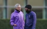 [ẢNH] Vừa đến Tottenham, Mourinho lao ngay vào công việc