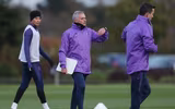[ẢNH] Vừa đến Tottenham, Mourinho lao ngay vào công việc
