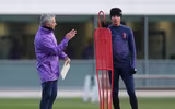 [ẢNH] Vừa đến Tottenham, Mourinho lao ngay vào công việc