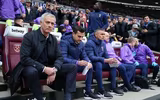 [ẢNH] Muôn sắc thái của HLV Mourinho trong màn ra mắt thắng hú vía cùng Tottenham