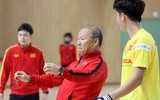 [ẢNH] Thầy Park gây sốt khi tháo kính, đánh đầu thị phạm cho học trò