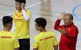 [ẢNH] Thầy Park gây sốt khi tháo kính, đánh đầu thị phạm cho học trò