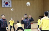 [ẢNH] Thầy Park gây sốt khi tháo kính, đánh đầu thị phạm cho học trò