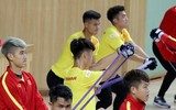 [ẢNH] Thầy Park gây sốt khi tháo kính, đánh đầu thị phạm cho học trò