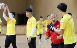 [ẢNH] Thầy Park gây sốt khi tháo kính, đánh đầu thị phạm cho học trò