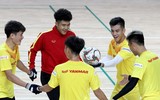 [ẢNH] Thầy Park gây sốt khi tháo kính, đánh đầu thị phạm cho học trò