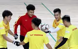 [ẢNH] Thầy Park gây sốt khi tháo kính, đánh đầu thị phạm cho học trò