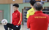 [ẢNH] Thầy Park gây sốt khi tháo kính, đánh đầu thị phạm cho học trò
