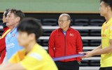 [ẢNH] Thầy Park gây sốt khi tháo kính, đánh đầu thị phạm cho học trò