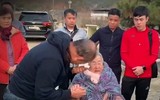 [ẢNH] HLV Park Hang-seo được chào đón như người hùng khi về thăm quê