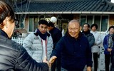 [ẢNH] HLV Park Hang-seo được chào đón như người hùng khi về thăm quê