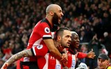 [ẢNH] Ngang nhiên xem trộm chiến thuật đối thủ, Mourinho lĩnh thẻ hy hữu