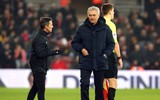 [ẢNH] Ngang nhiên xem trộm chiến thuật đối thủ, Mourinho lĩnh thẻ hy hữu