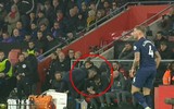 [ẢNH] Ngang nhiên xem trộm chiến thuật đối thủ, Mourinho lĩnh thẻ hy hữu