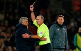 [ẢNH] Ngang nhiên xem trộm chiến thuật đối thủ, Mourinho lĩnh thẻ hy hữu