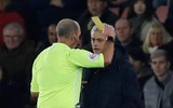 [ẢNH] Ngang nhiên xem trộm chiến thuật đối thủ, Mourinho lĩnh thẻ hy hữu