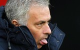 [ẢNH] Ngang nhiên xem trộm chiến thuật đối thủ, Mourinho lĩnh thẻ hy hữu