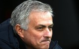 [ẢNH] Ngang nhiên xem trộm chiến thuật đối thủ, Mourinho lĩnh thẻ hy hữu