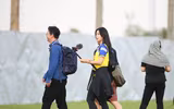 [ẢNH] Mặc áo U23 Việt Nam, nữ phóng viên Hàn Quốc xinh đẹp gây sốt