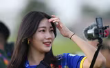 [ẢNH] Mặc áo U23 Việt Nam, nữ phóng viên Hàn Quốc xinh đẹp gây sốt