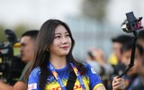 [ẢNH] Mặc áo U23 Việt Nam, nữ phóng viên Hàn Quốc xinh đẹp gây sốt